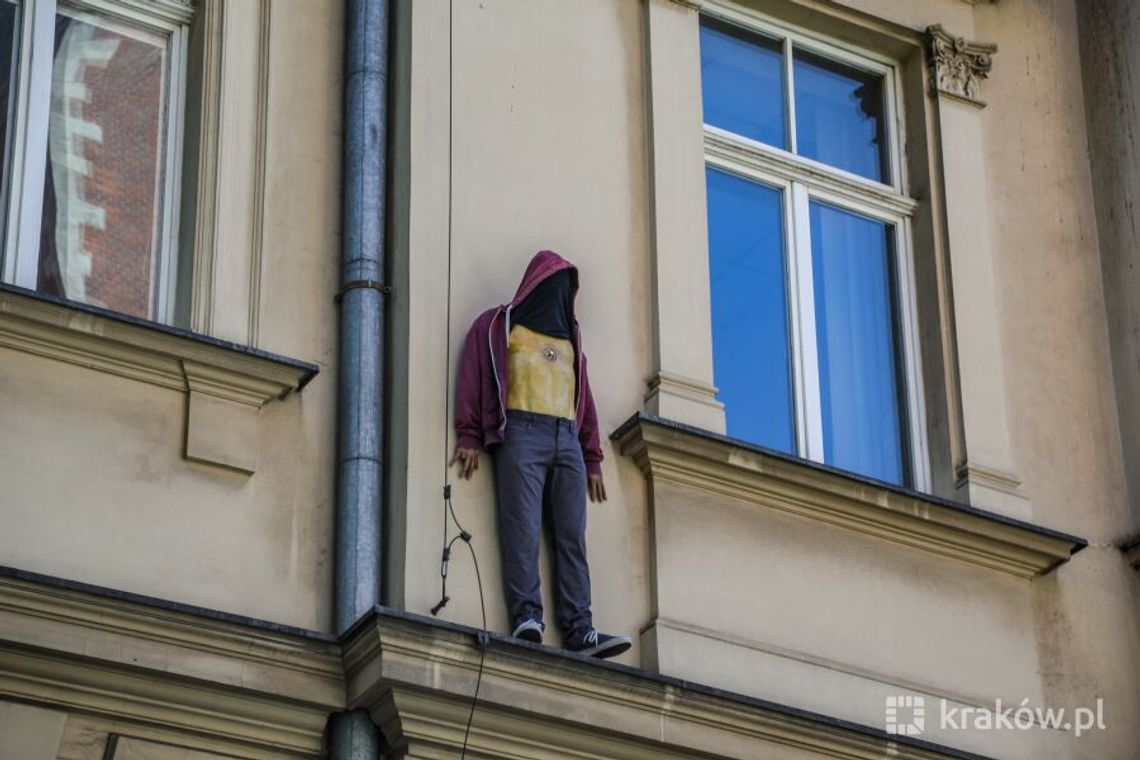 Na zdjęciu kontrowersyjna rzeźba, przedstawiająca samobójcę