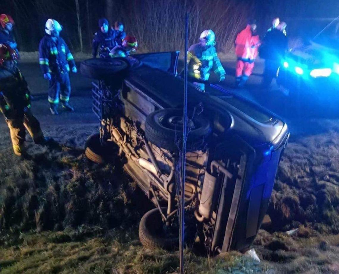 Kornatka. Groźne dachowanie samochodu. Są osoby ranne (ZDJĘCIA)