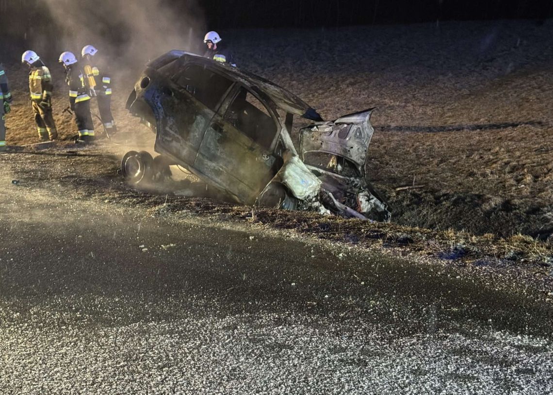 Koszmarny wypadek w Podszklu. Samochód osobowy stanął w płomieniach [FOTO]