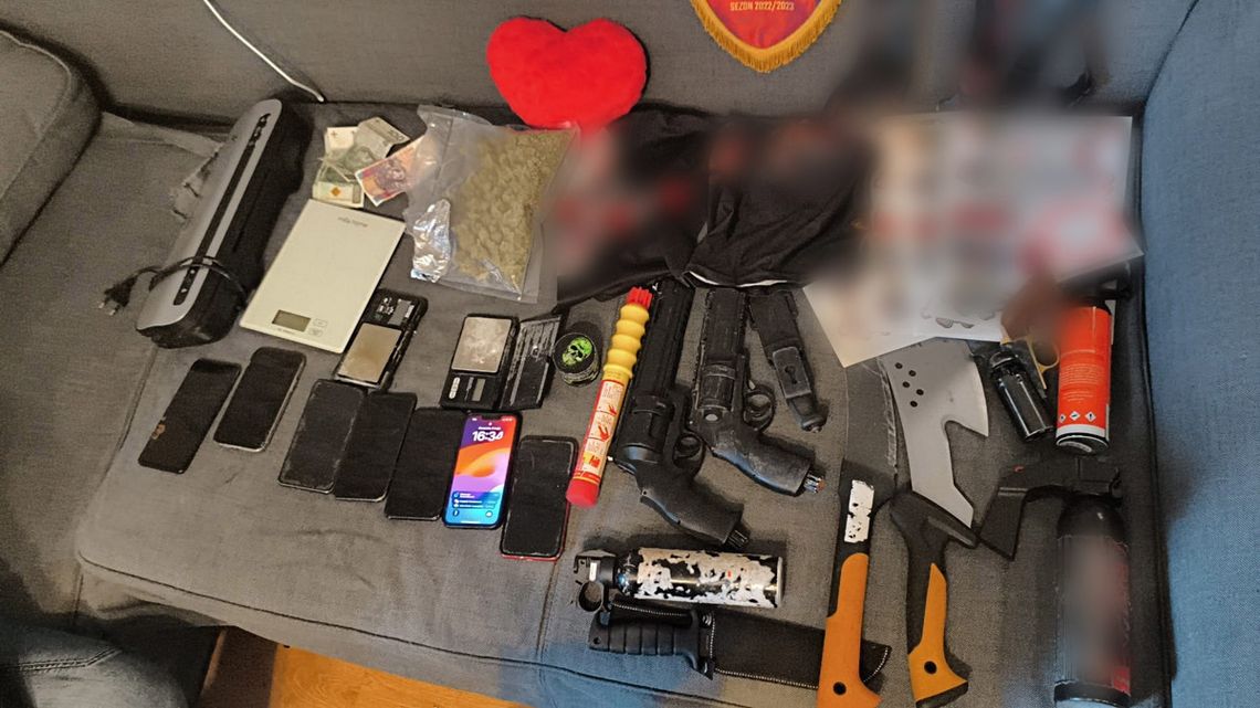 Niebezpieczne narzędzia i nielegalne substancje pseudokibiców zabezpieczone przez Policję.