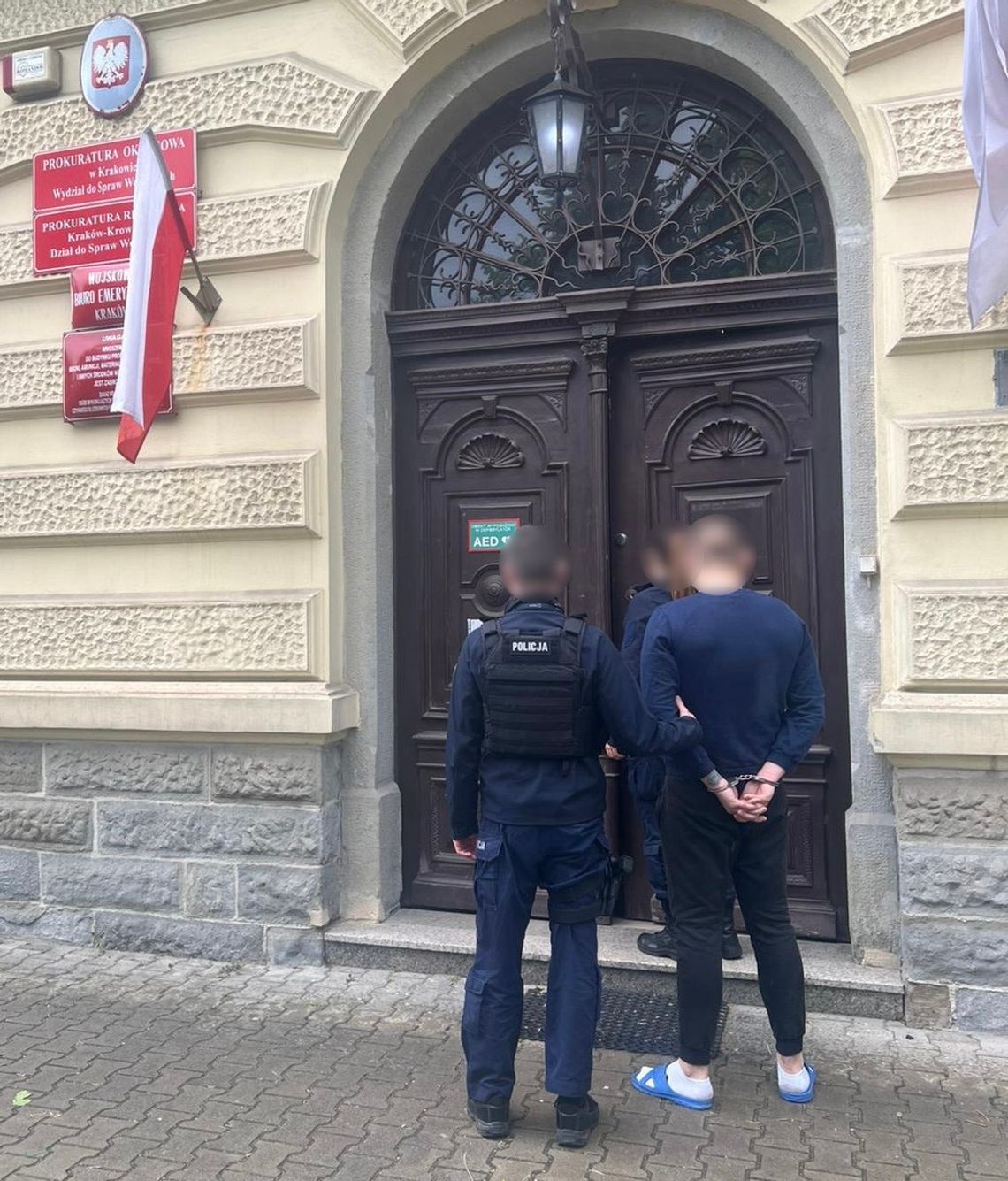 Jeden z zatrzymanych przez policję doprowadzony do prokuratury.
