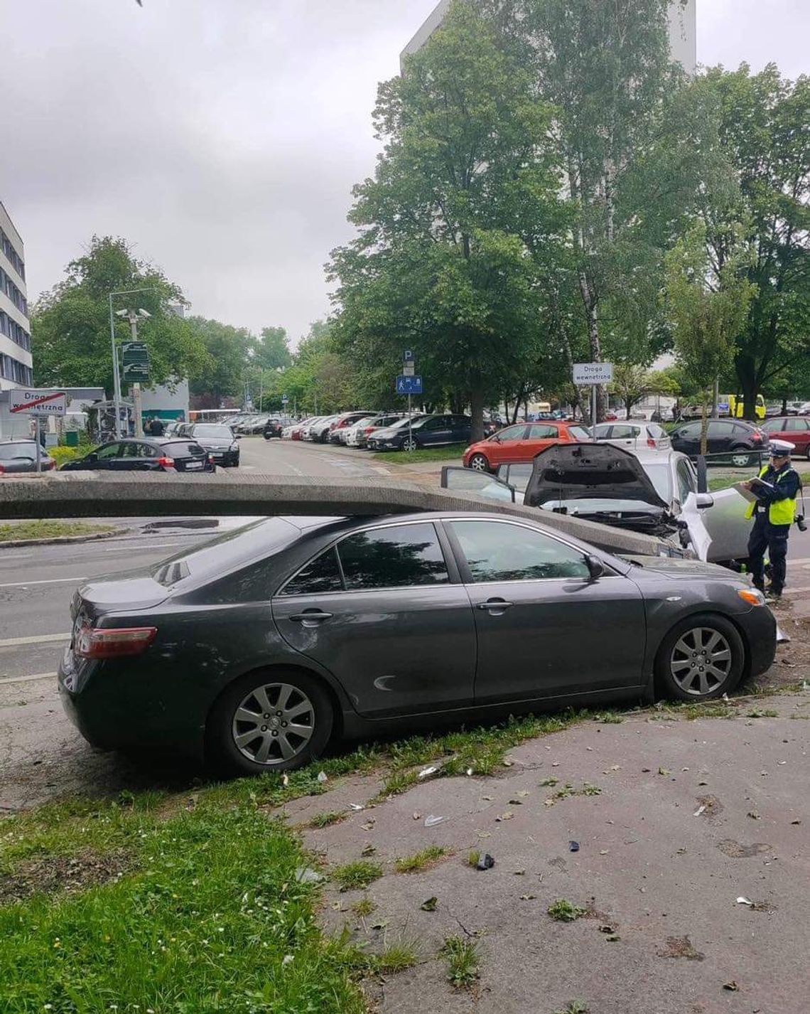 Kraków. Uderzył w słup energetyczny, a ten spadł na drugie auto [FOTO]