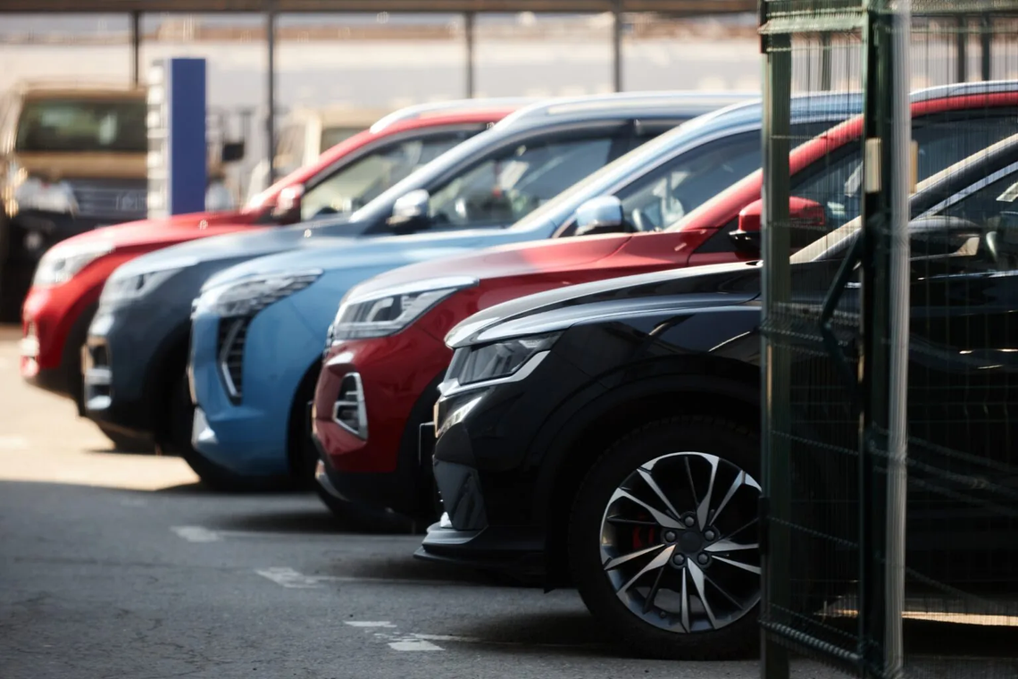 SUV-y na parkingu