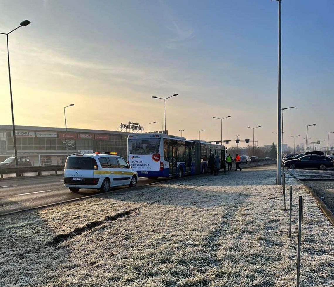 Kraków. Zderzenie osobówki z autobusem MPK na Jasnogórskiej