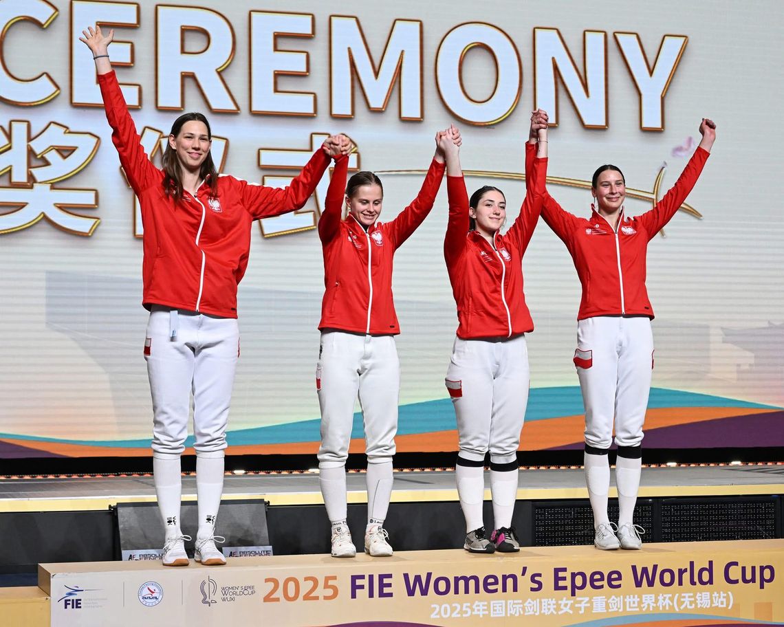 Barbara Brych, Gloria Klughardt, Magdalena Pawłowska, Kinga Zgryźniak na podium Pucharze Świata w Wuxi