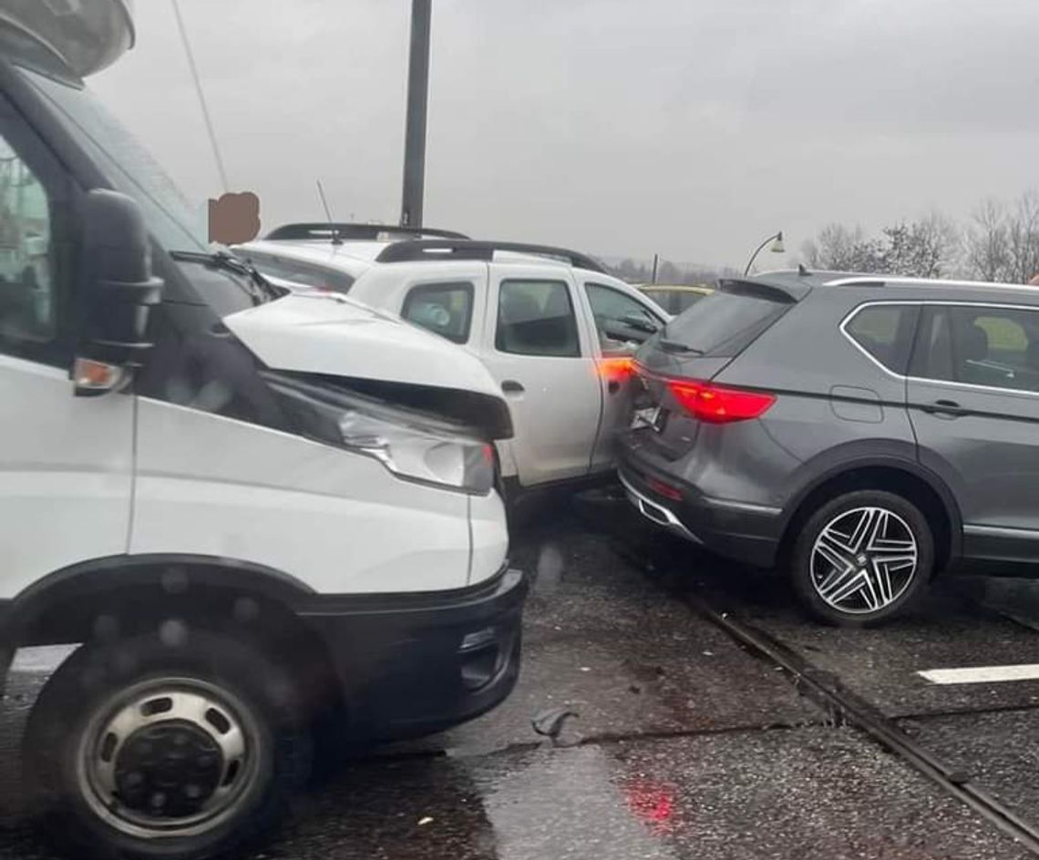 Kraksa na autostradzie A4 w rejonie zjazdu na Tyniec (ZDJĘCIA)