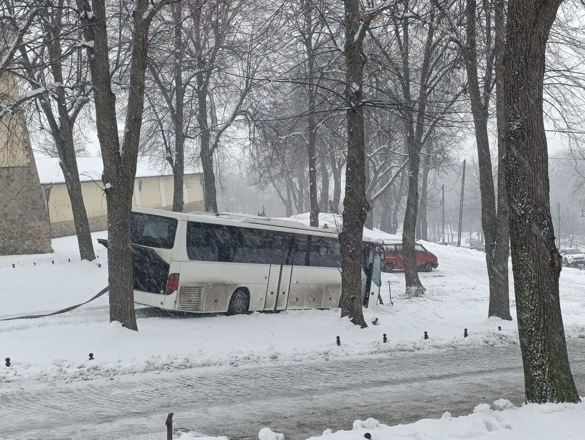 Kalwaria Zebrzydowska, wypadek autobusu, autobus Kalwaria Zebrzydowska, na sygnale, akcja służb