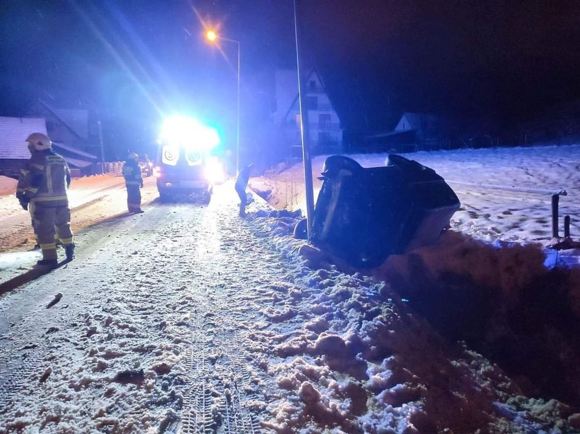 Lubień. Groźne dachowanie samochodu na starej zakopiance (ZDJĘCIA)