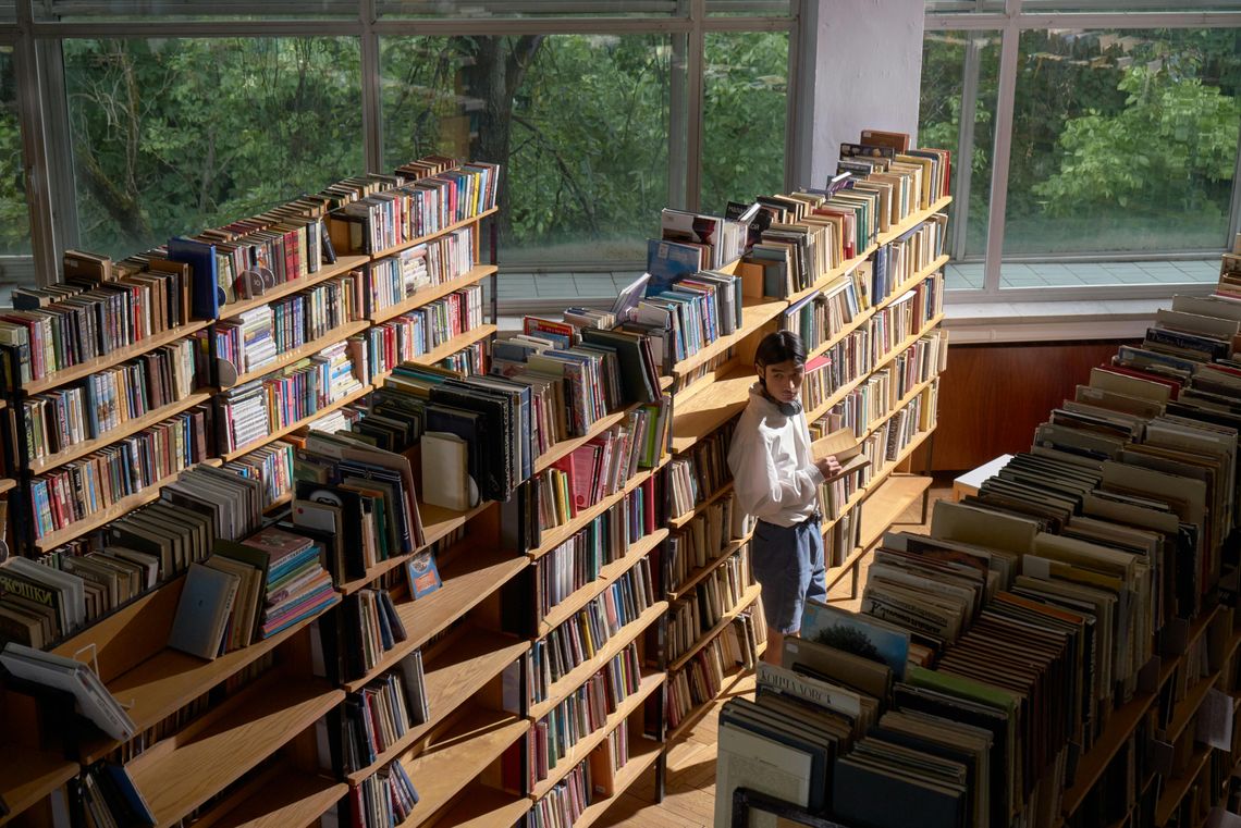 Mężczyzna w bibliotece