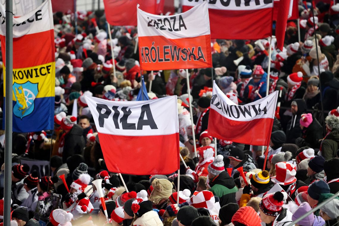 Na zdjęciu morze biało-czerwonych flag pod Wielką Krokwią w Zakopanem