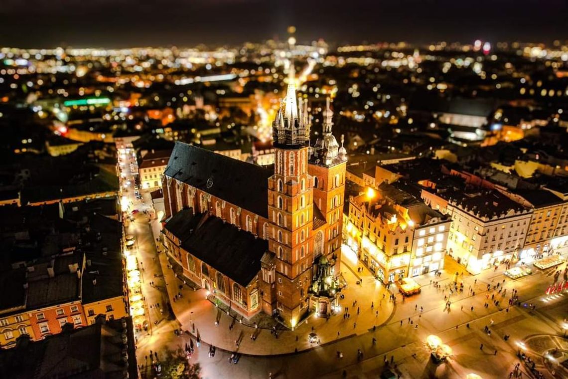 Kościół Mariacki na krakowskim Rynku w nocnym świetle