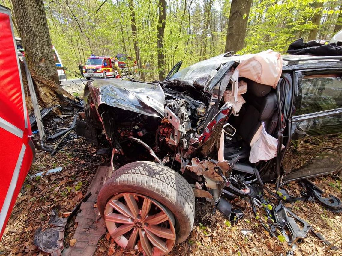 Makabryczny wypadek i zgon w Tenczynku. Z pojazdu został wrak [FOTO]