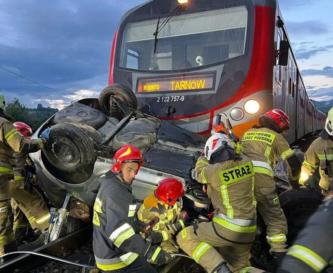 Strażacy wydobywają z samochodu poszkodowane w wypadku osoby