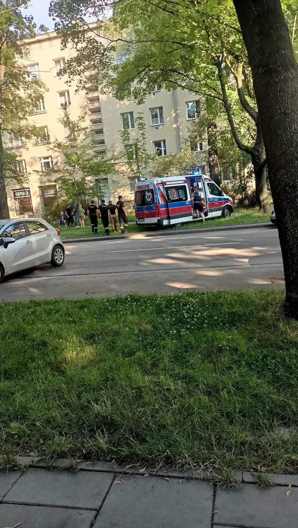 Małe dziecko z Ukrainy wypadło z okna na drugim piętrze w Nowej Hucie