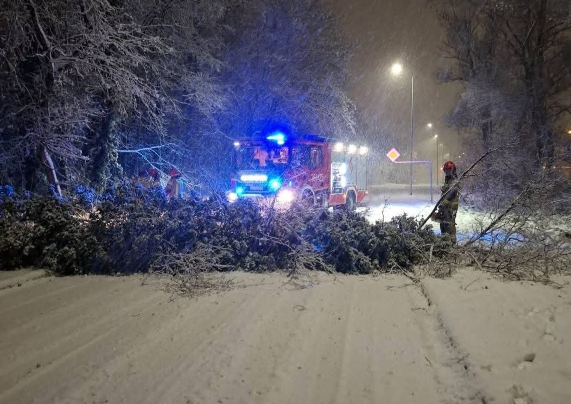 Małopolska, atak zimy, wypadki drogowe, zdarzenia losowe, strażacy, straż pożarna, akcja strażaków, akcja ratunkowa