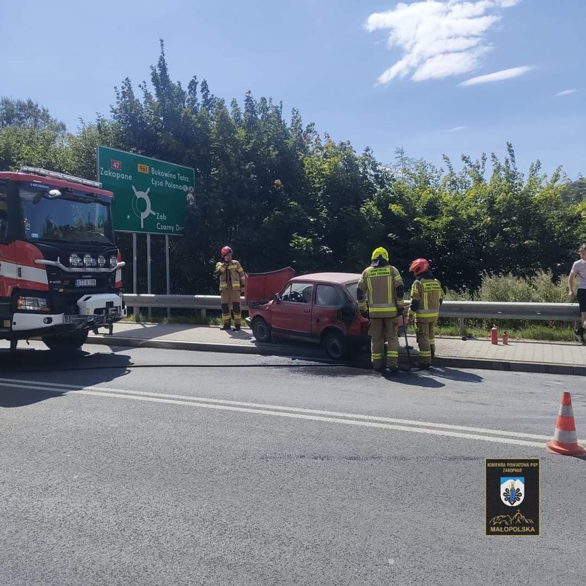 Na zdjęciu Fiat 126 czyli Maluch, który stanął w płomieniach na Zakopiance w Poroninie