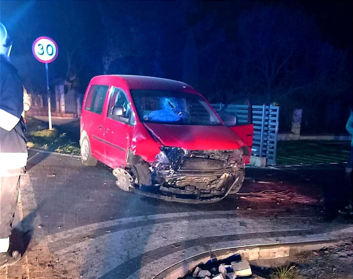 Marszowice. Samochód osobowy uderzył w betonowy przepust (GALERIA)