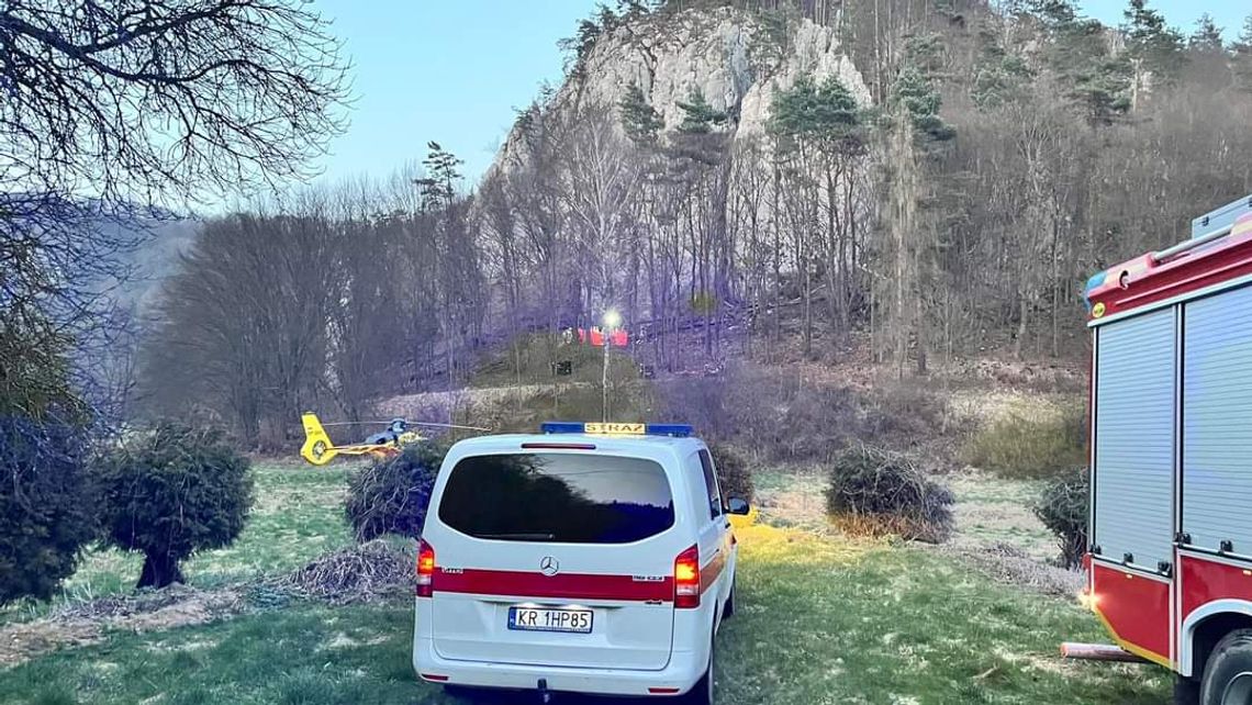 Na zdjęciu miejsce tragicznego upadku na terenie Ojcowa i służby ratunkowe