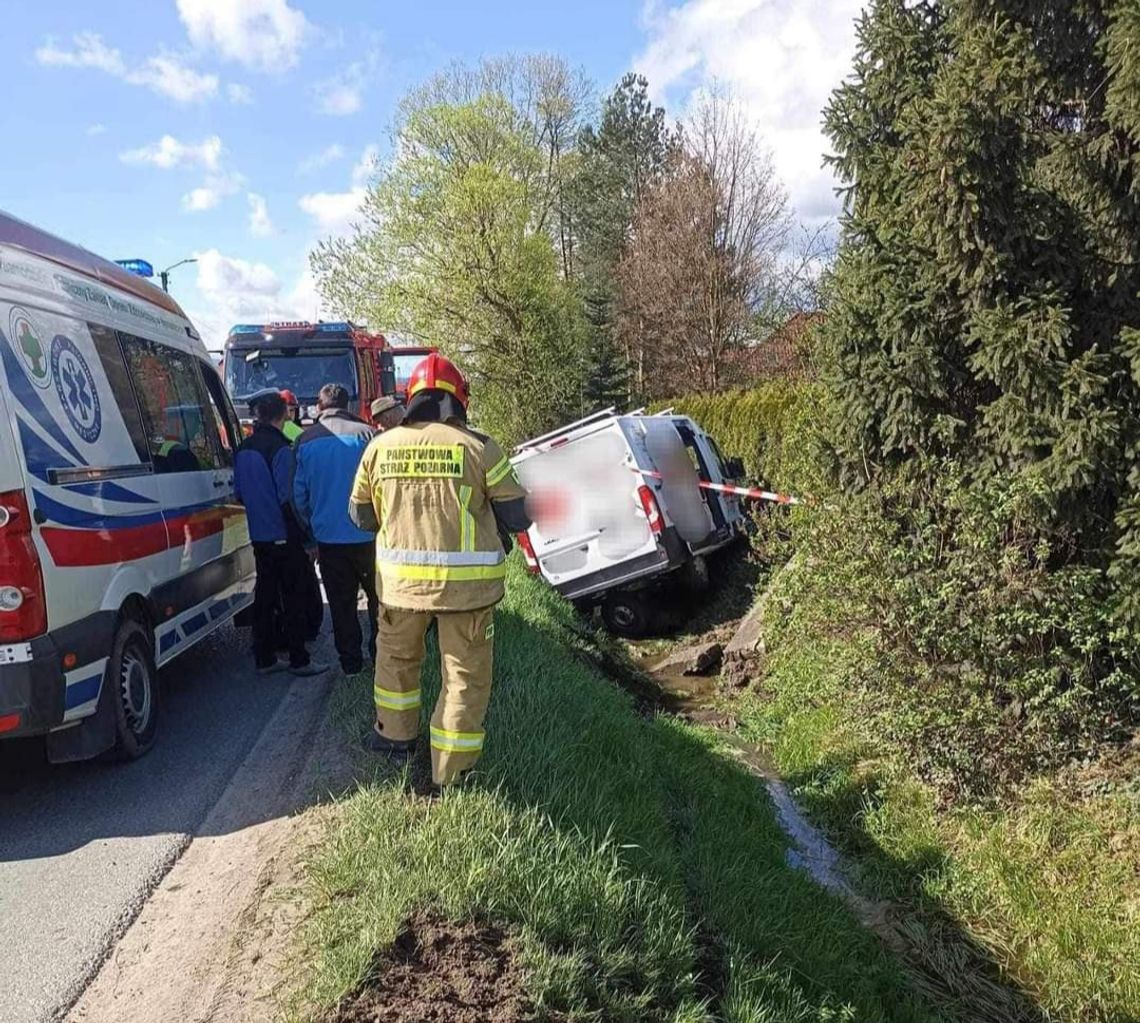 Na zdjęciu miejsce wypadku samochodu dostawczego w Osieczanach