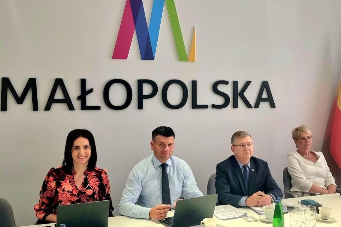 Zarząd województwa małopolskiego na czele z marszałkiem ogłaszają informacje o inwestycjach.