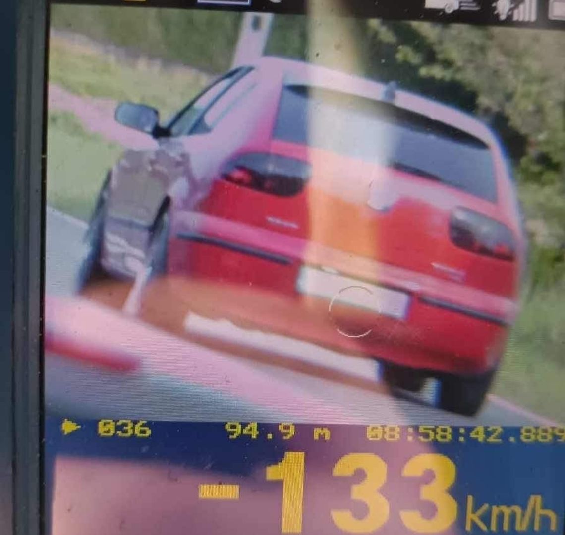 Na zdjęciu pomiar prędkości wykonany przez tarnowskich funkcjonariuszy