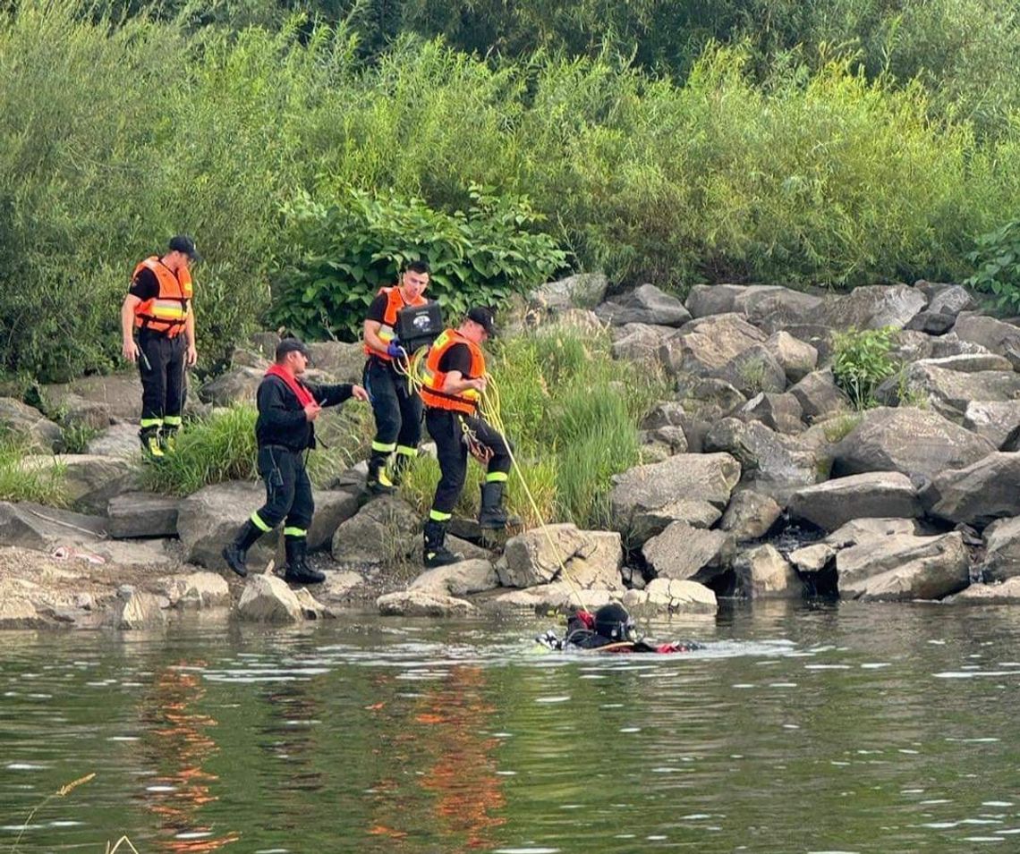 Na zdjęciu poszukiwania mężczyzny w rzece Dunajec na terenie powiatu tarnowskiego