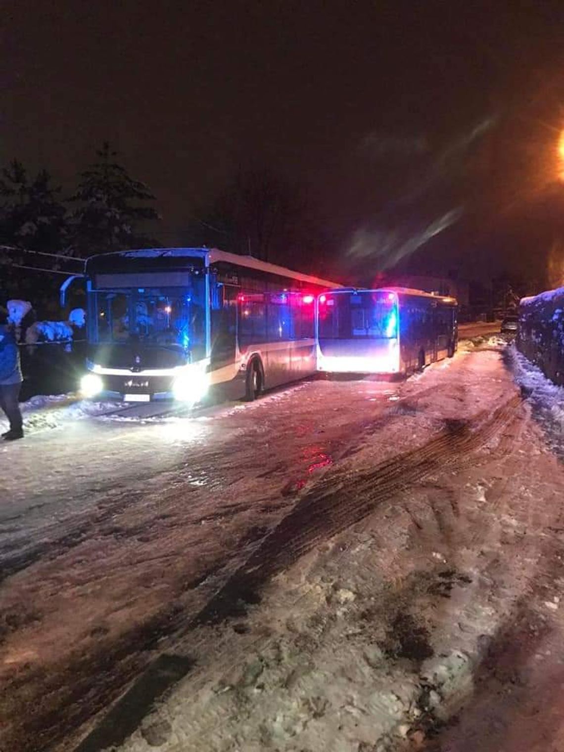 Modlnica. Dwa autobusy MPK zablokowały ulicę Kościelną (ZDJĘCIA)