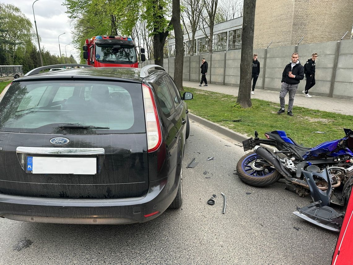 Na zdjęciu miejsce zderzenia samochodu osobowego z motocyklem w Oświęcimiu
