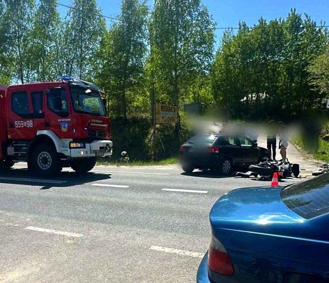 Mucharz, powiat wadowicki, zderzenie samochodu osobowego z motocyklem, śmigłowiec LPR, lotniczo pogotowie ratunkowe, pogotowie ratunkowe, motocyklista, wypadek motocyklisty