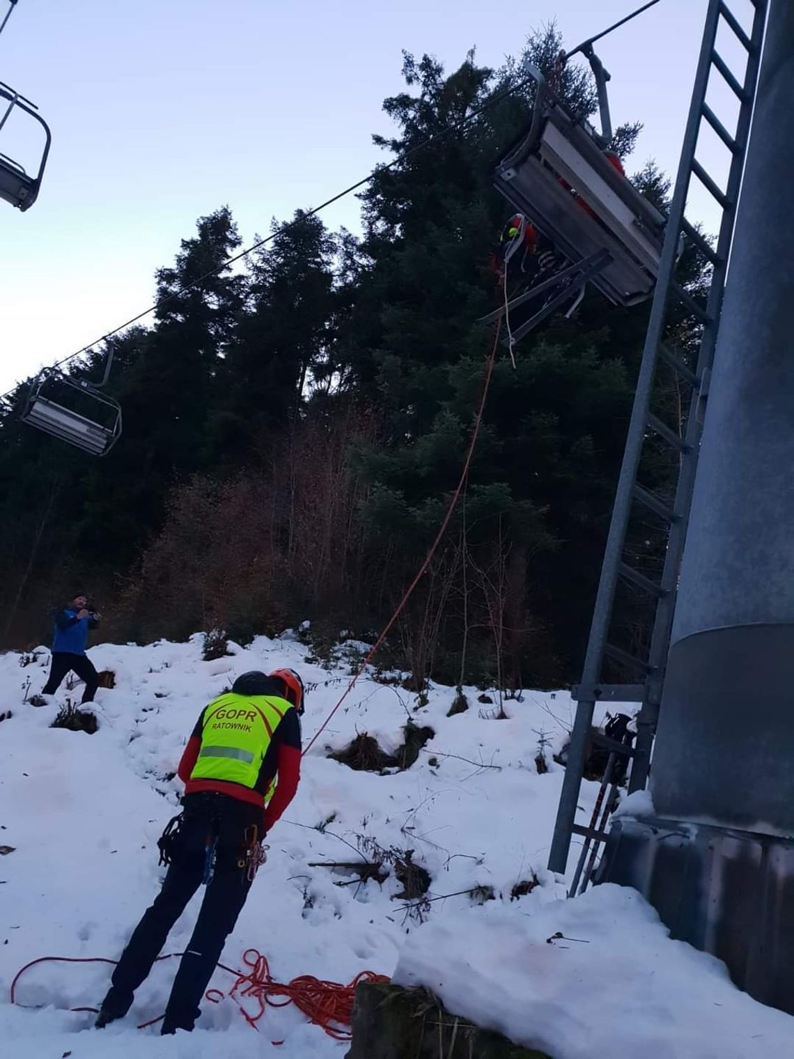 Na zdjęciu akcja ratunkowa prowadzona na terenie stacji narciarskiej w Myślenicach