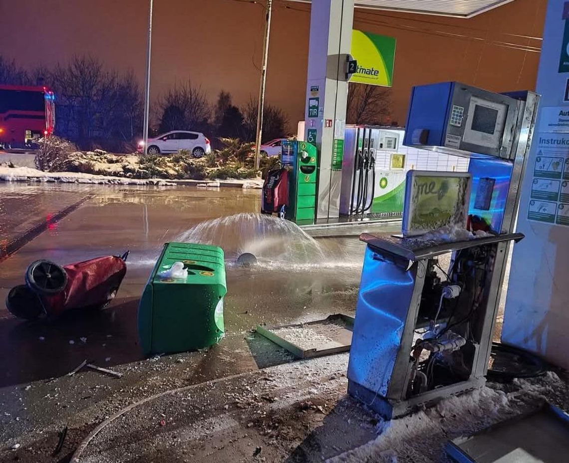 Nie wyhamował i uderzył dystrybutor na stacji paliw w Nowej Hucie [FOTO]