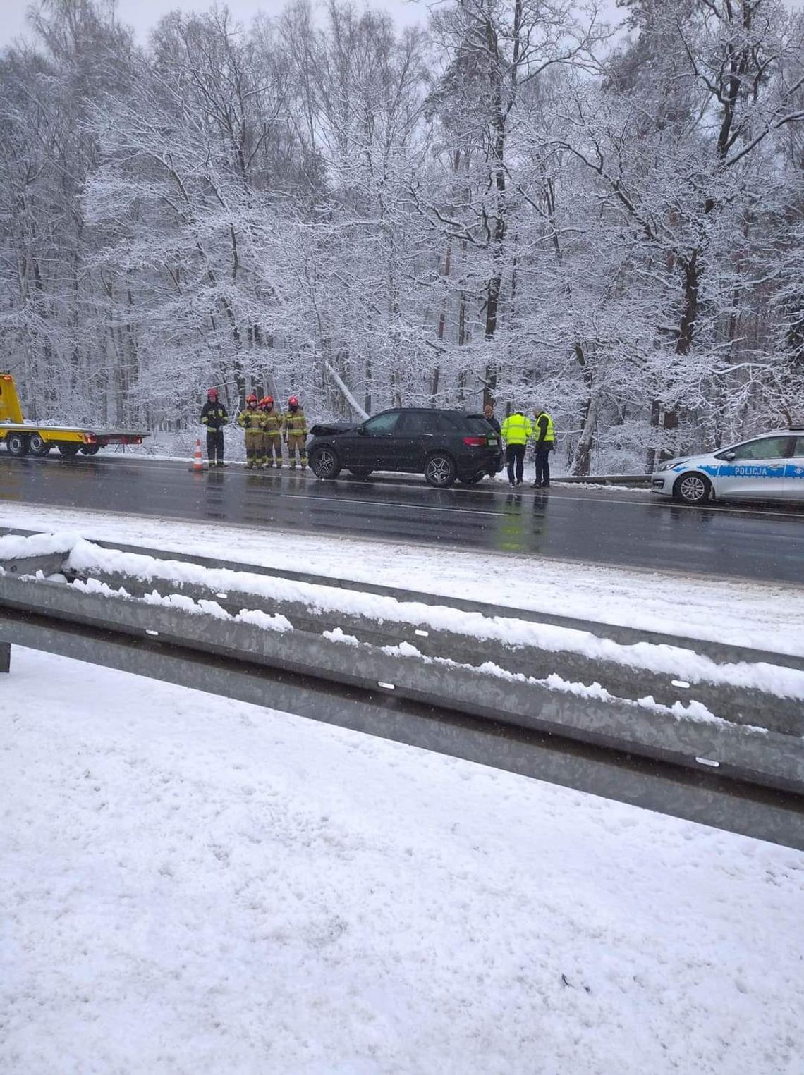 Niedzielna kolizja samochodu osobowego na autostradzie A4 (ZDJĘCIA)