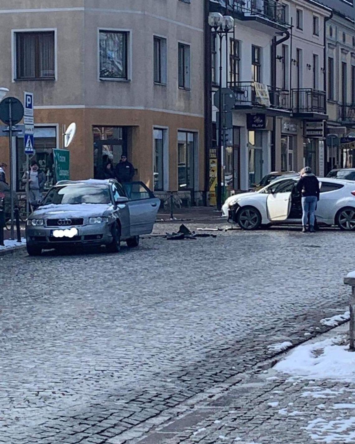 Niedzielna stłuczka dwóch samochodów na Rynku w Nowym Targu