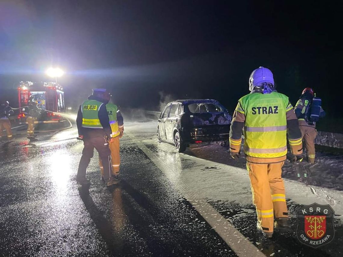 Niedzielny pożar samochodu osobowego na autostradzie A4 [FOTO]