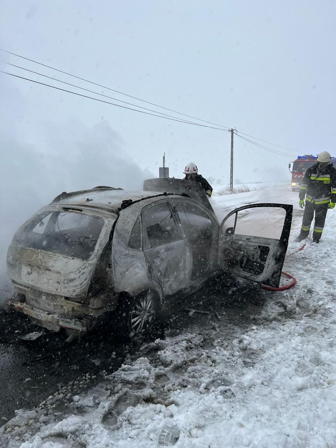 Niedzielny pożar samochodu osobowego na terenie Miłkowej (ZDJĘCIA)