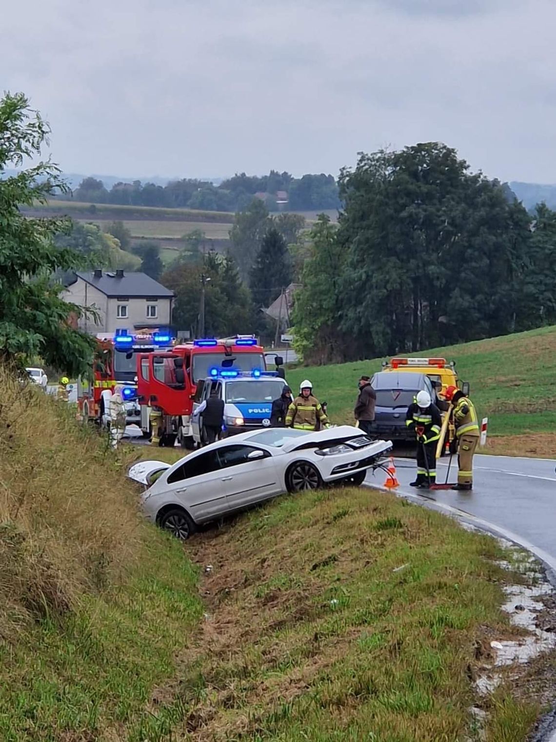 Groźnie wyglądający wypadek na granicy miejscowości Ostrów i Klimontów