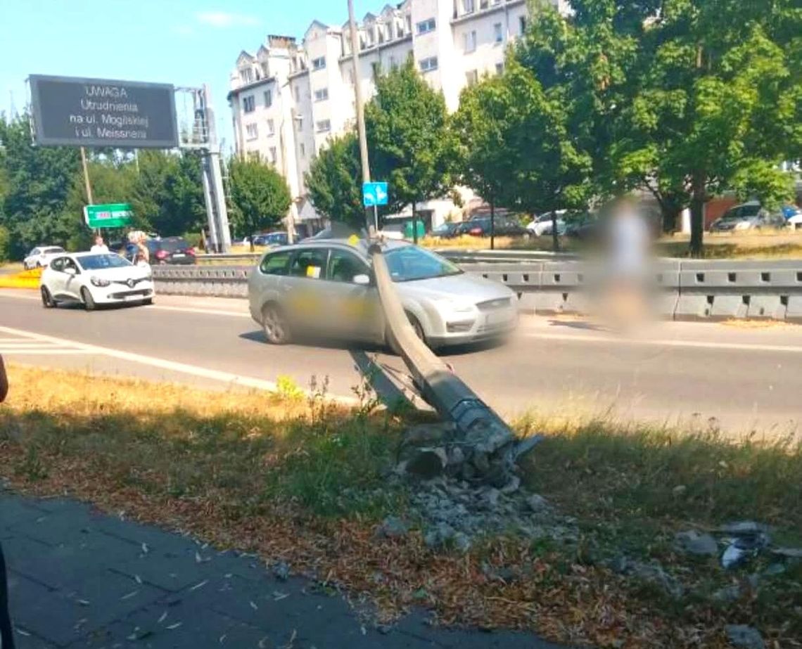 Kraków, Kobierzyńska, wypadek, latarnia, samochód, zdarzenie drogowe, utrudnienia w ruchu, policja Kraków, straż pożarna Kraków, bezpieczeństwo na drodze, 3 lipca 2025