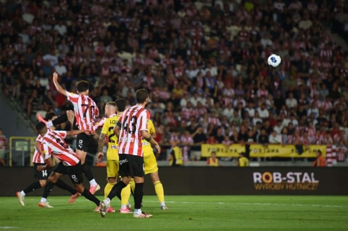 Niewiarygodny finisz w Derbach Krakowa! Cracovia wyrywa zwycięstwo z Wieczystą w 90+6. minucie Niewiarygodny finisz w Derbach Krakowa! Cracovia wyrywa zwycięstwo z Wieczystą w 90+6. minucie