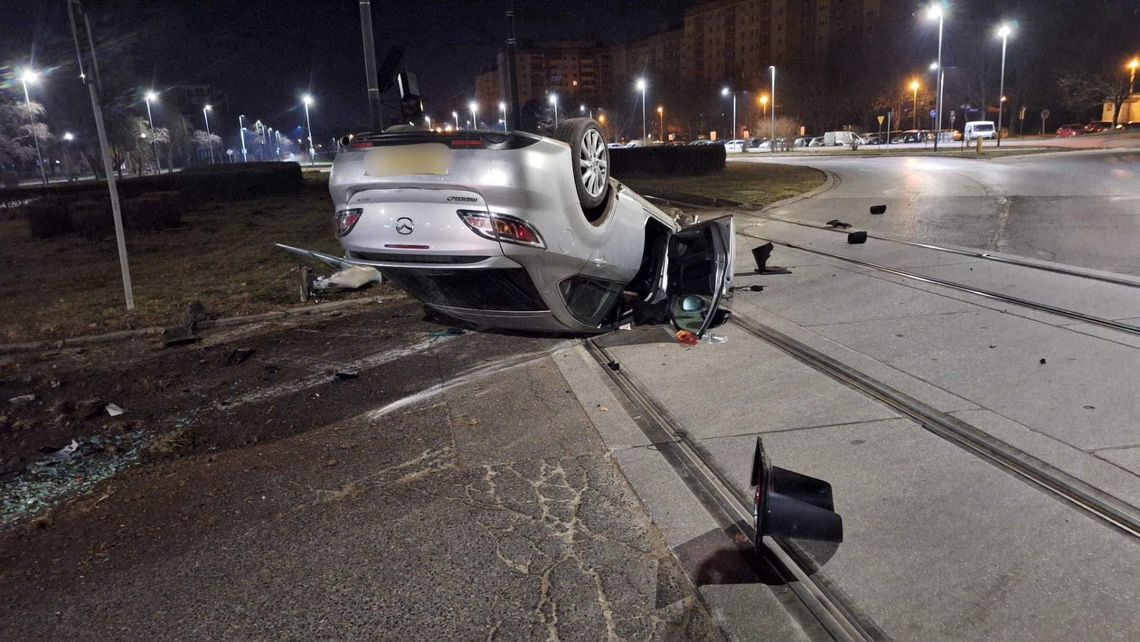 Nocne dachowanie w Mistrzejowicach. Policja szuka kierowcy, który uciekł [FOTO]