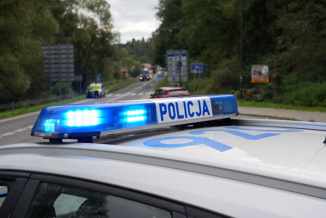 Nocny pościg na Podhalu. Pijany 23-latek uciekał przed policją, w aucie wiózł nietrzeźwe nastolatki Nocny pościg na Podhalu. Pijany 23-latek uciekał przed policją, w aucie wiózł nietrzeźwe nastolatki