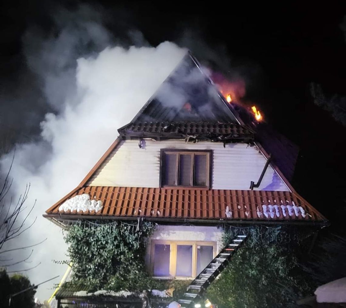 Na zdjęciu płonący dom na terenie Witowa