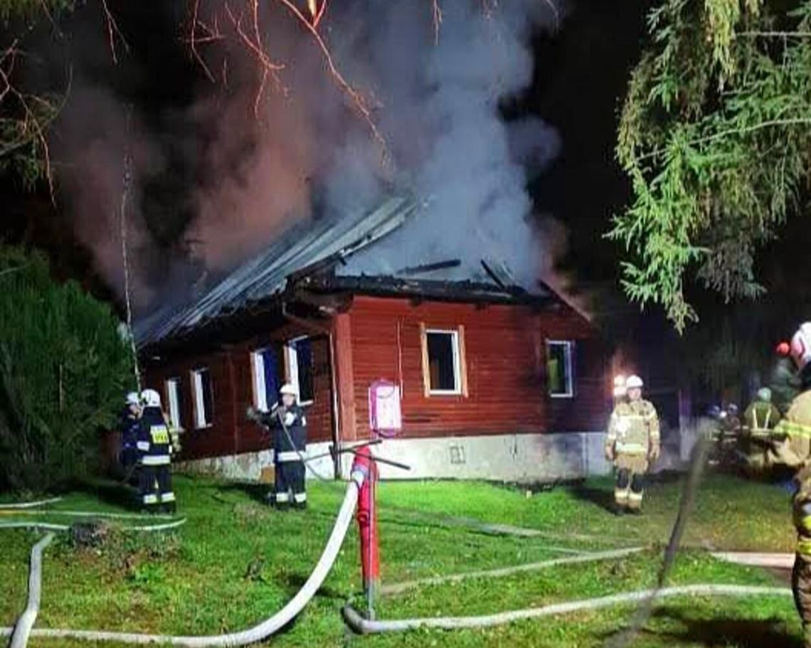 Pożar budynku mieszkalnego w Jurkowie, Jurków, powiat brzeski, pożar domu w powiecie brzeskim, straż pożarna, strażacy, akcja gaśnicza w powiecie brzeskim