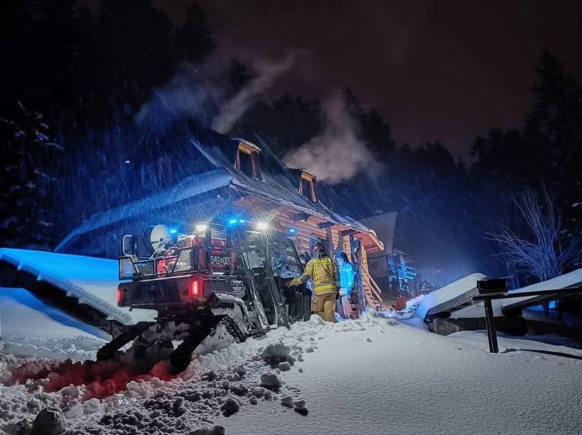 Nocny pożar budynku mieszkalnego w Zakopanem. Walka z żywiołem w trudnych warunkach [FOTO]