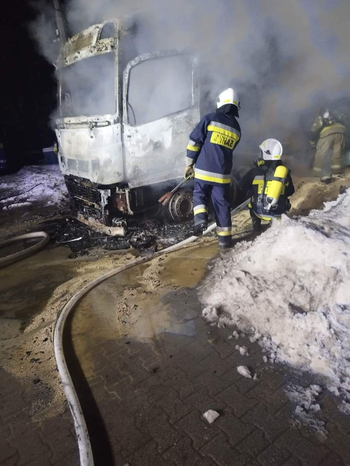 Nocny pożar ciągnika siodłowego na terenie Spytkowic (ZDJĘCIA)