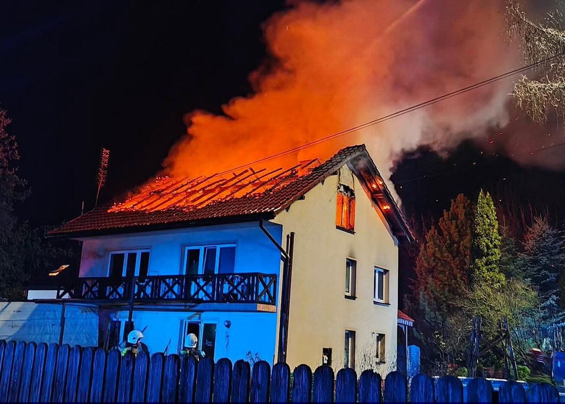 Tenczynek, pożar domu jednorodzinnego, pożar w powiecie krakowskim, akcja gaśnicza strażaków, na sygnale