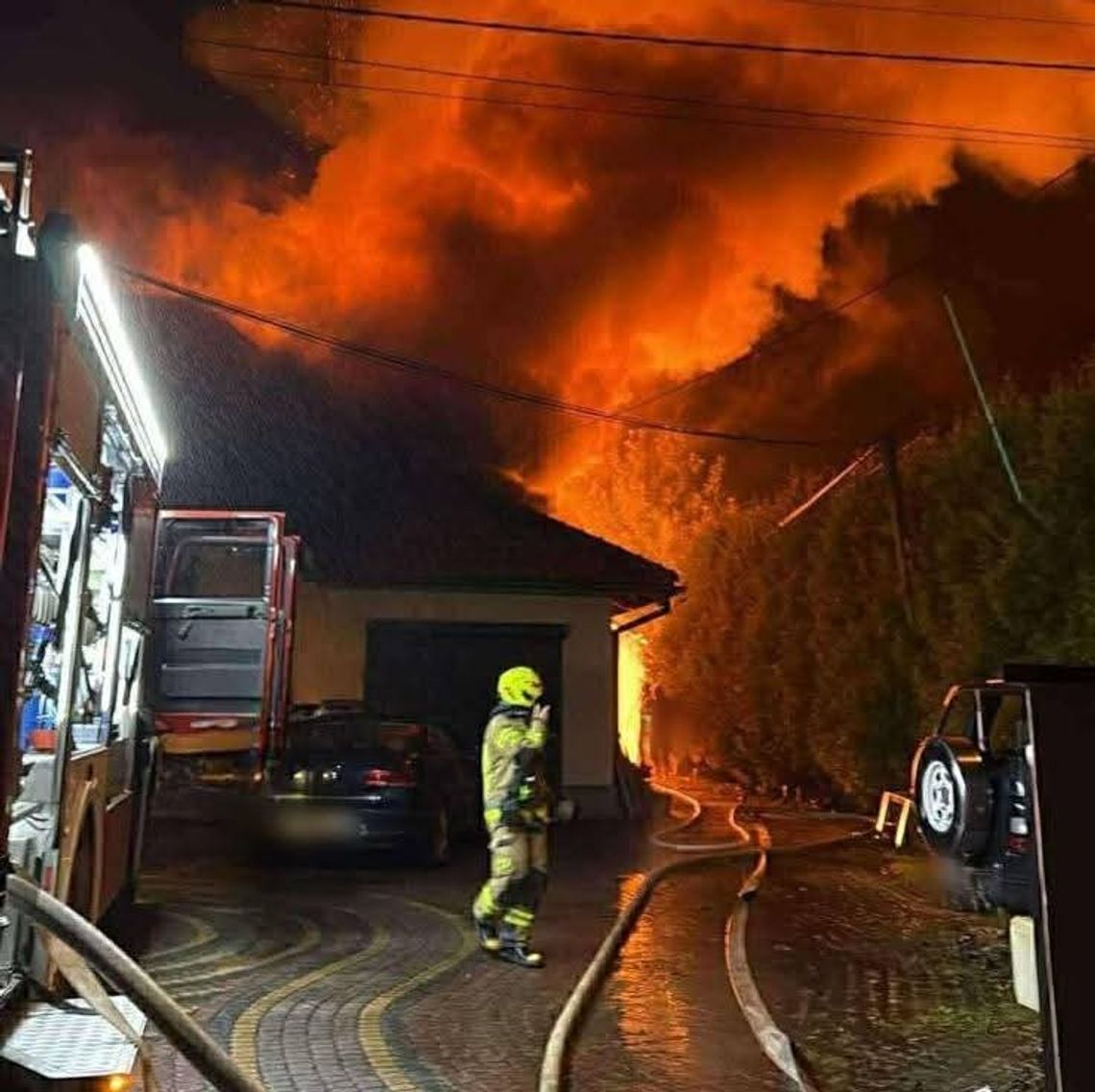 pożar garażu w Łętowni, OSP Łętownia, nocny pożar w Łętowni, straż pożarna, akcja gaśnicza, strażacy, powiat suski, akcja strażaków