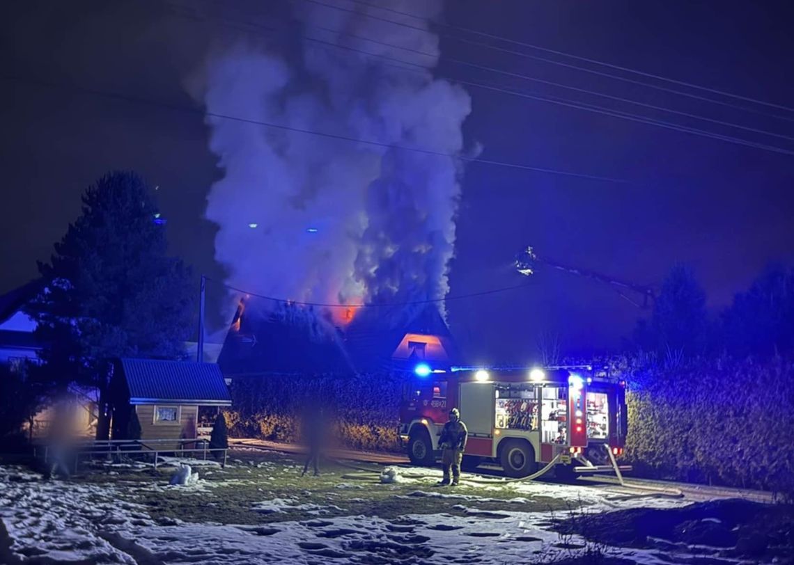 Nocny pożar w Ludźmierzu. Dach domu stanął w ogniu [FOTO, FILM]