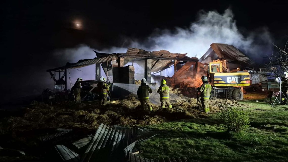 Porąbka Iwkowska, pożar budynku gospodarczego w Porąbce Iwkowskiej, na sygnale, straż pożarna, akcja gaśnicza, działania strażaków