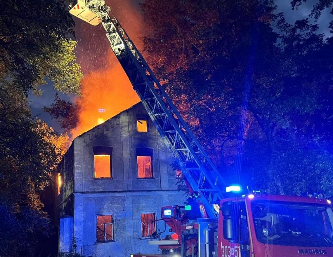 Strażacy walczyli z pożarem zabytkowego budynku w Piekarach