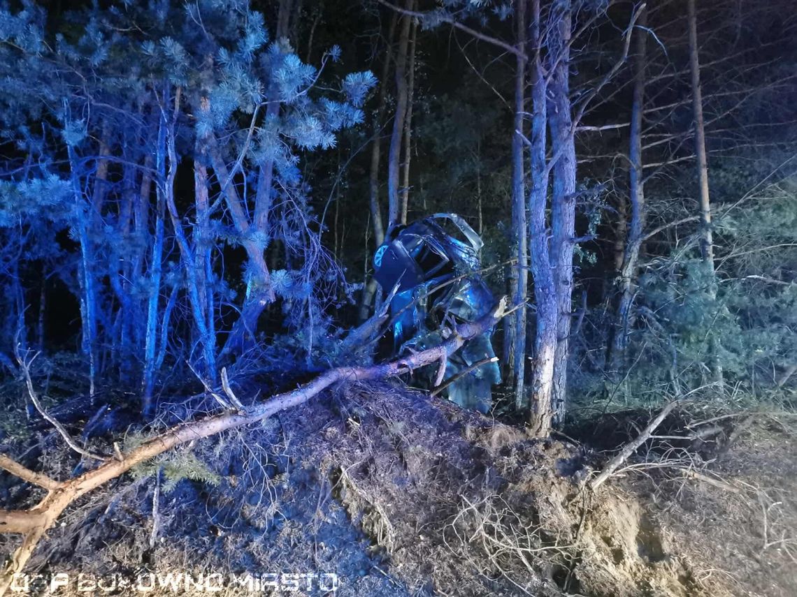 wypadek Bukowno, wypadek w Bukownie, wypadek Bukowno ul. Długa, samochód uderzył w drzewo Bukowno, wypadek Bukowno 17 sierpnia